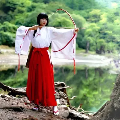 Costume de miko blanc et rouge, haut ample et bas plissé