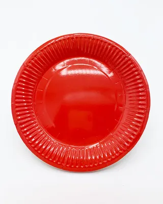 Dix assiettes rouges à bord nervuré pour table de fête