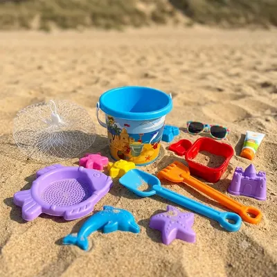 Explorateurs du sable : seau marin et outils colorés